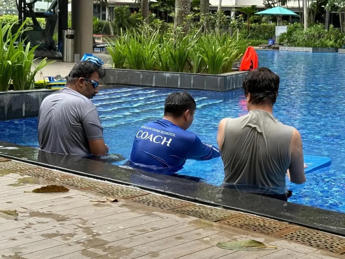 Penguin Academy coach completing adult-focused teaching practice in a Singapore swimming pool